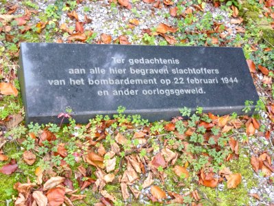 Nijmegen begraafplaats Daalseweg, monument slachtoffers 22-02-44 e.o., gedenksteen