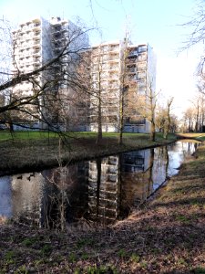Nijmegen Dukenburg, Valckenaerflats Lankforst zich spiegelend in voorm. kasteelgracht