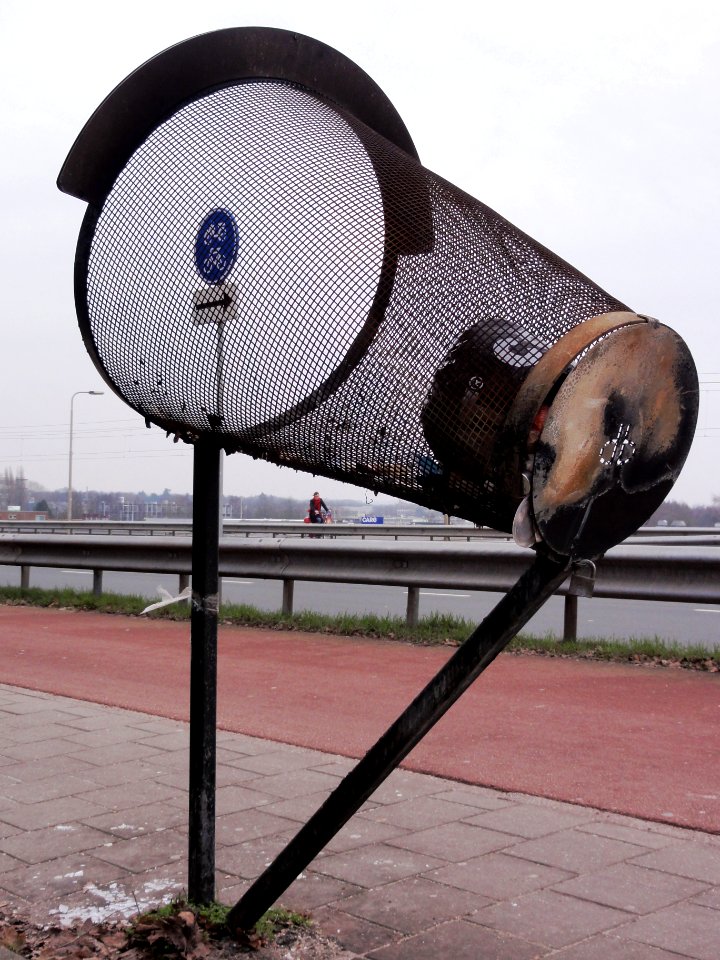 Nijmegen, Graafsebrug Maaas-Waalkanaal, garbage collector aside bikeway