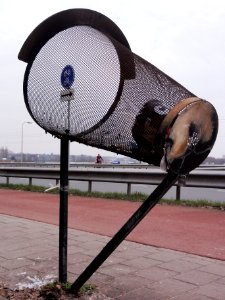 Nijmegen, Graafsebrug Maaas-Waalkanaal, garbage collector aside bikeway