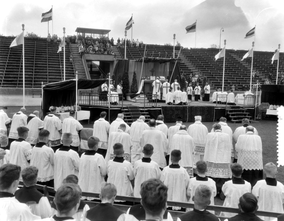 Nijmegen gezonden H. Mis door kinderen Goffert Stadion, Bestanddeelnr 906-4792