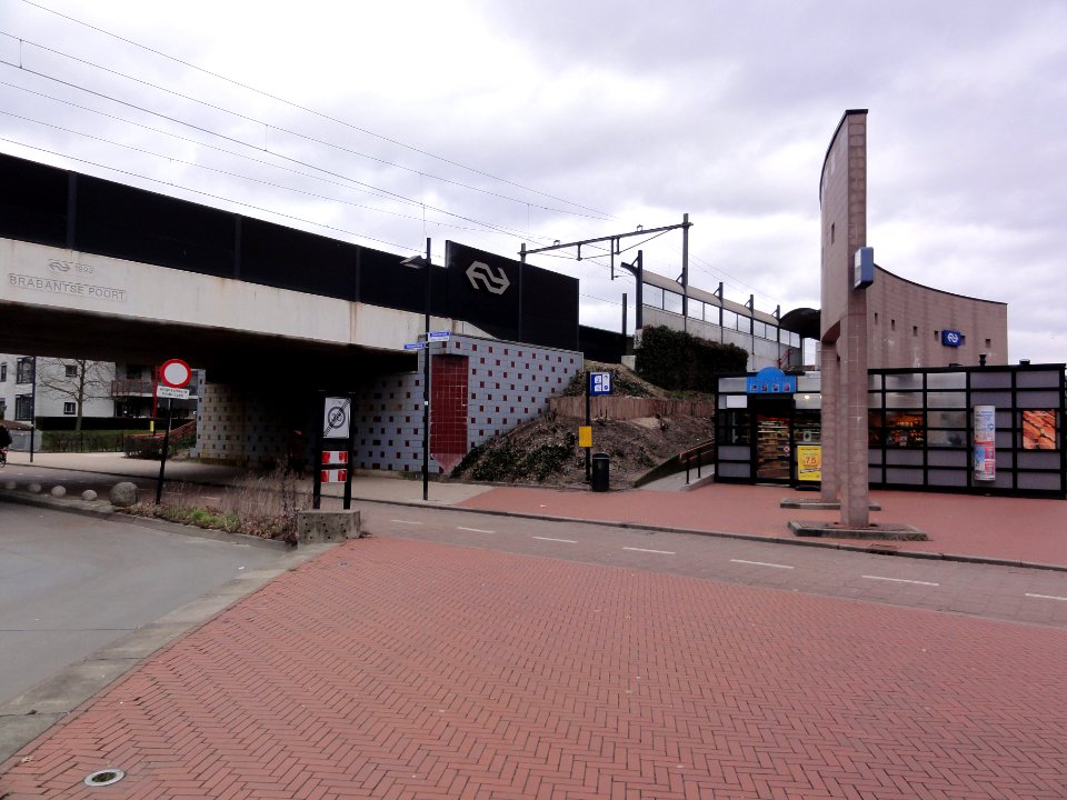 Nijmegen Dukenburg station en viaduct Brabantse poort