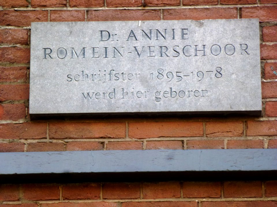 Nijmegen Burghardt van den Berghstraat 107 plaquette A.Romein-Verschoor
