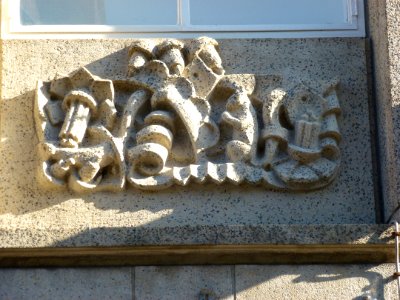 Nijmegen Burchtstraat 3-3a-3b warenhuis gevelrelief (06)