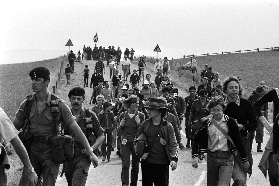 Nijmeegse vierdaagse, derde dag wandelaars onderweg, Bestanddeelnr 929-2776