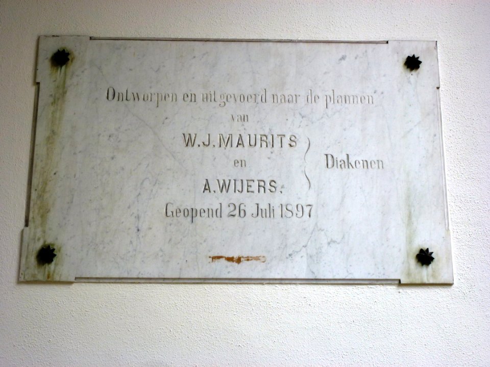 Nijmegen begraafplaats Rustoord, plaquette stichtingsjaar in poortdoorgang