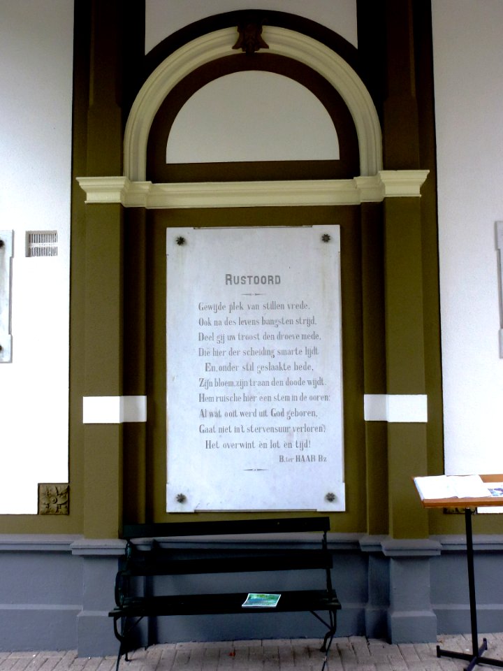 Nijmegen begraafplaats Rustoord, plaquette met gedicht in poortdoorgang