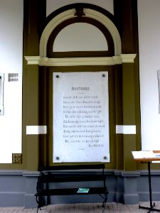 Nijmegen begraafplaats Rustoord, plaquette met gedicht in poortdoorgang