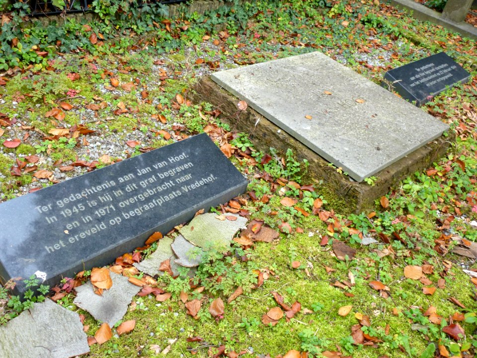 Nijmegen begraafplaats Daalseweg, monument slachtoffers 22-02-44 e.o., de drie gedenkstenen
