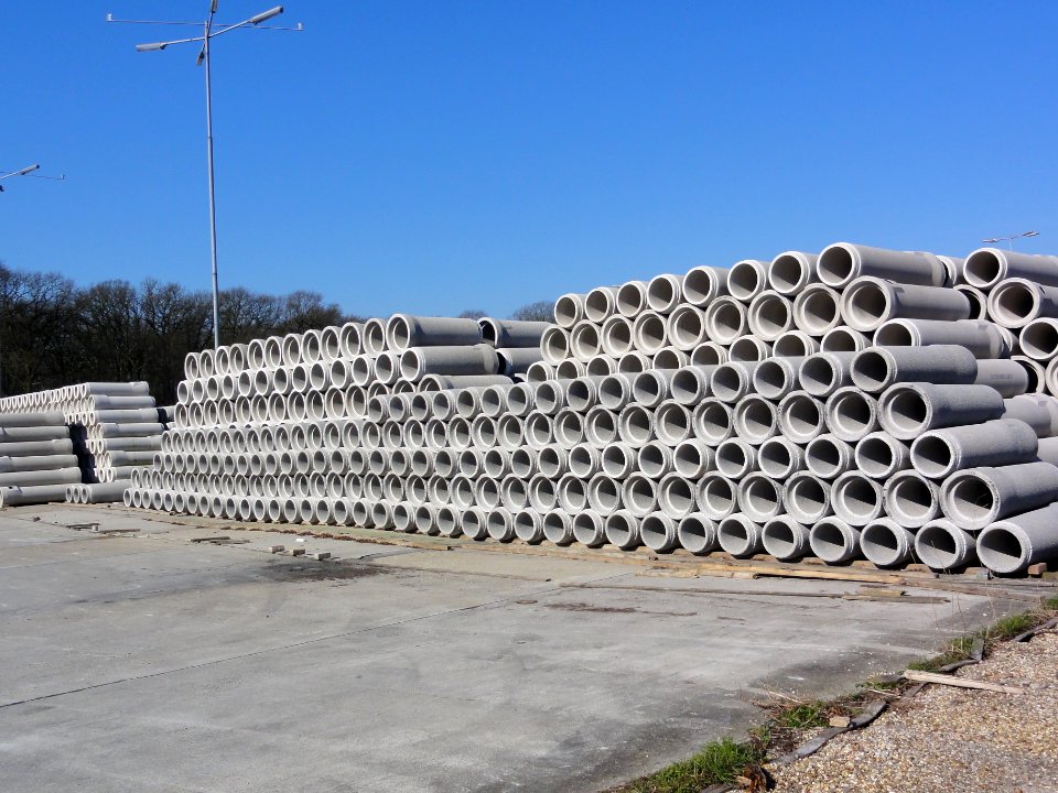 Nijmegen Dukenburg, betonfabriek opslag buizen