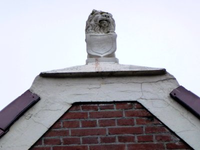 Nijmegen Graafseweg 15 leeuw met wapenschild in geveltop