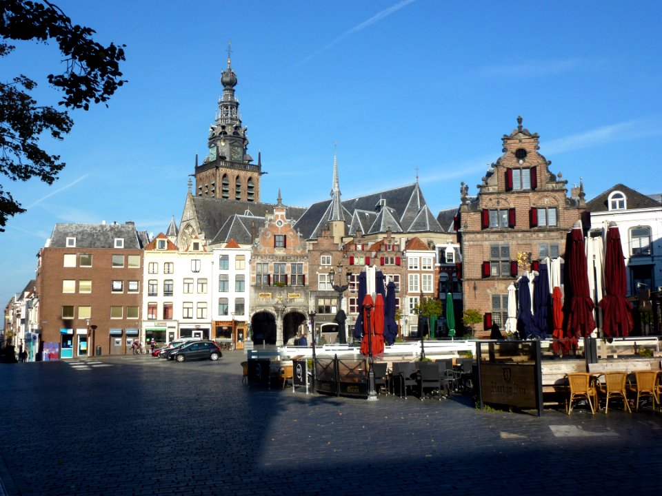 Nijmegen Grote Markt, overzicht, met toren en dak Stevenskerk