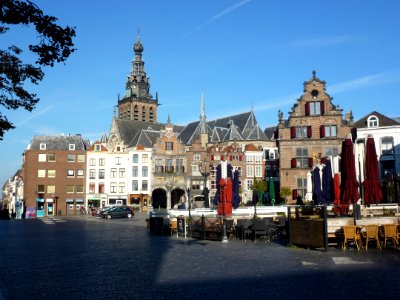 Nijmegen Grote Markt, overzicht, met toren en dak Stevenskerk