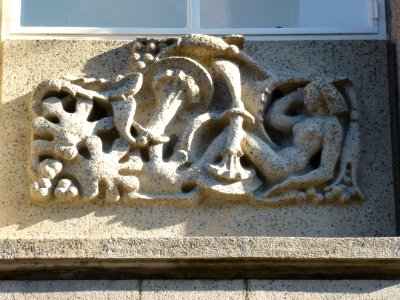 Nijmegen Burchtstraat 3-3a-3b warenhuis gevelrelief (05)
