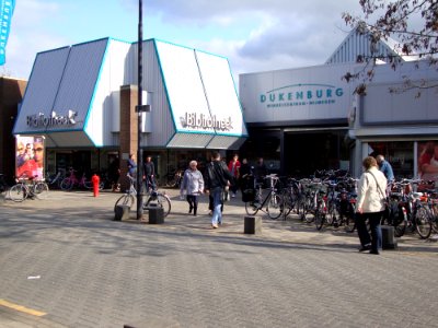 Nijmegen Dukenburg, Bibliotheek Zwanenveld en zijingang winkelcentrum Dukenburg