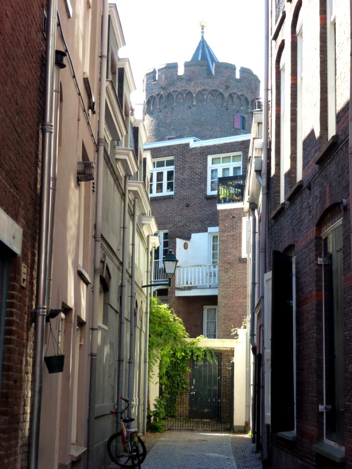 Nijmegen doorkijk Kronenburgergas op kruittoren