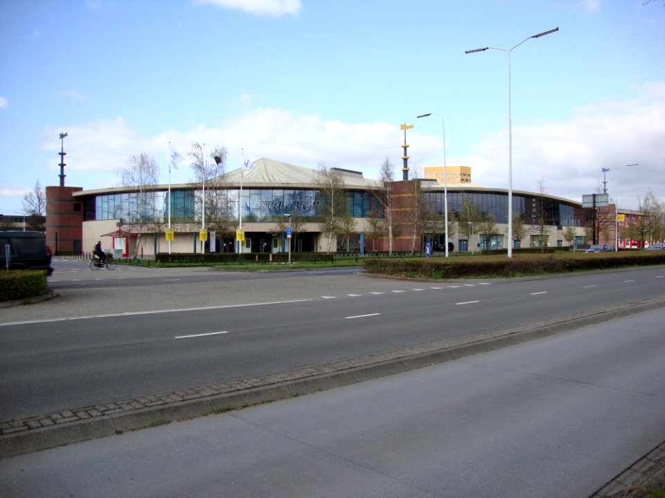 Nijmegen Dukenburg, Tolhuis, ijsbaan en congrescentrum Triavium