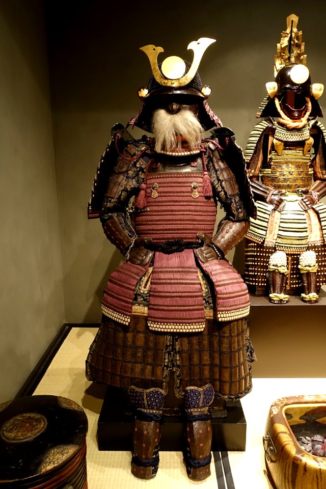 Nimaido Gusoku armor, helmet by Echigo Munetsugu, Japan, Edo period, 1800s AD, iron, leather, lacquer, lacing, gold, copper, horse hair - The Ann and Gabriel Barbier-Mueller Museum - DSC05450