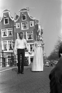 Nina en Frederik in Amsterdam, voor TV-film, Nina en Frederik op een van de brug, Bestanddeelnr 920-2279