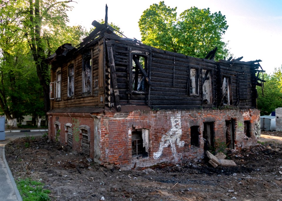 Nizhny Novgorod. Burnt ruins of old house. The first floor is brick, the second is wooden. Nizhegorodskaya St, 33