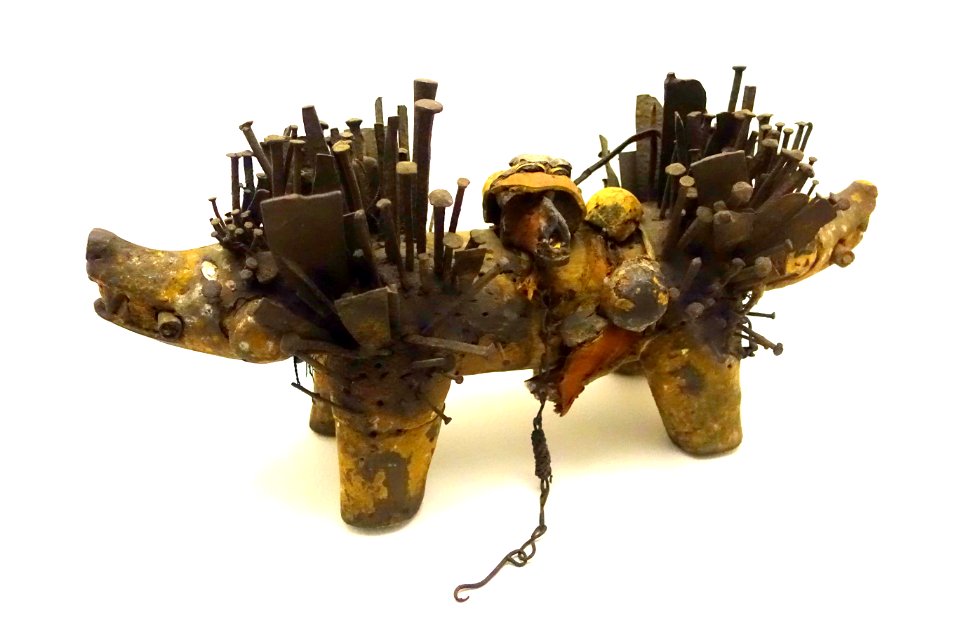 Nkisi nkondi, Congo Republic, Loango, 19th century AD, wood, iron, tissue, porcelain, resin, pigment - Ethnological Museum, Berlin - DSC02242