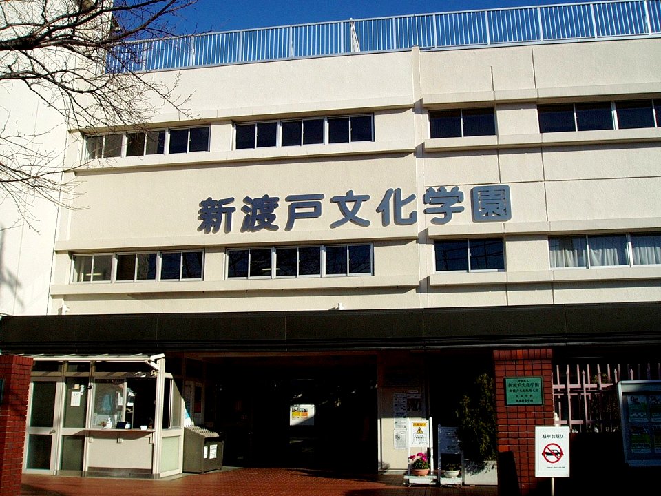 Nitobe-Bunka-Gakuen-MainGate01