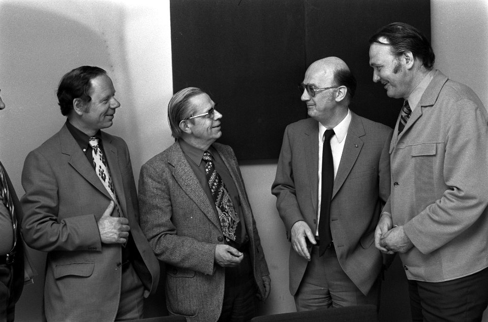 NKV-verbondsraad bijeen in Utrecht v.l.n.r. Brouwer (voorzitter bouwbond NKV), , Bestanddeelnr 927-2027