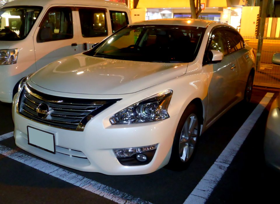 Nissan TEANA XV (L33) at night front