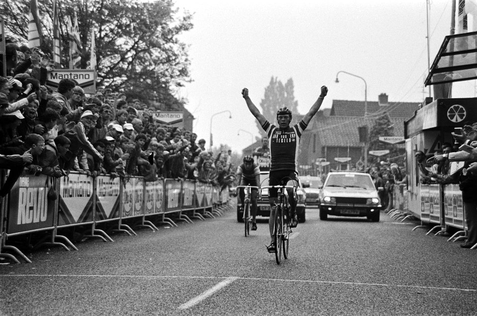 NK wielrennen op de weg te Geulle (amateurs en dames) René Koppert als eerste o, Bestanddeelnr 931-5546