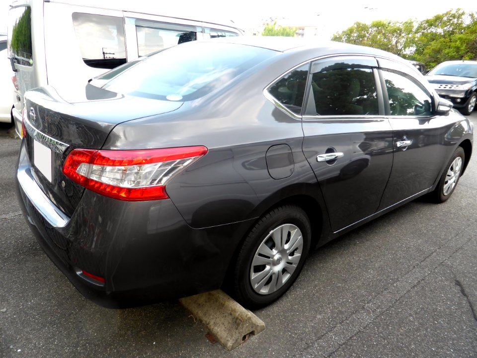 Nissan SYLPHY X (B17) right