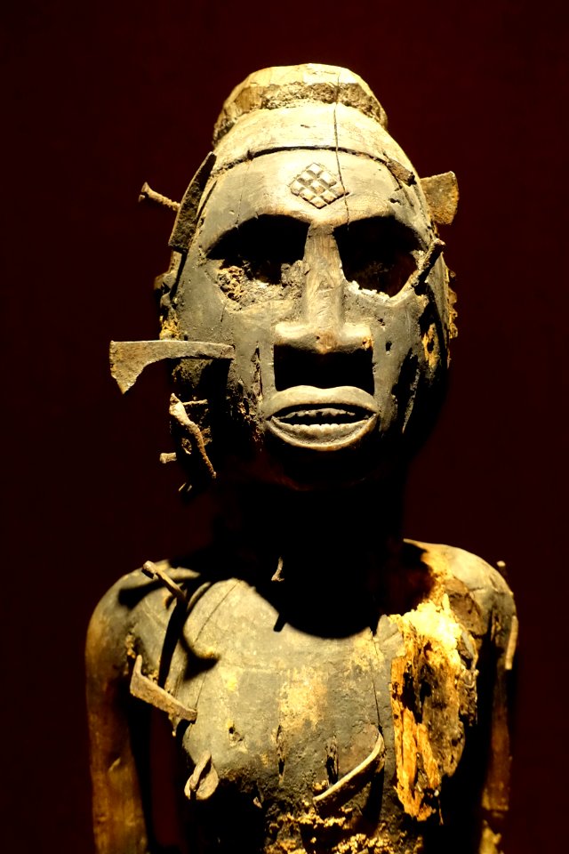 Nkisi nkondi 3, Kongo, view 1, No. 9000.14.0089 - Etnografiska museet - Stockholm, Sweden - DSC01079