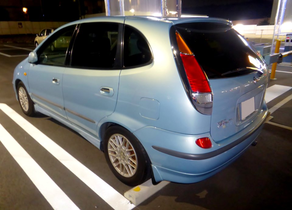 Nissan Tino 1.8X (V10) at night rear