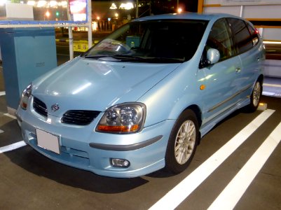 Nissan Tino 1.8X (V10) at night front