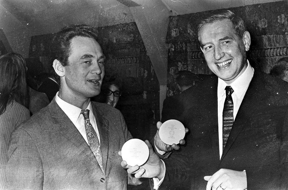 Nipkowschijven voor links Tom Pauka (radioprijs) en rechts Piet Kaart (TV-prijs), Bestanddeelnr 920-8711