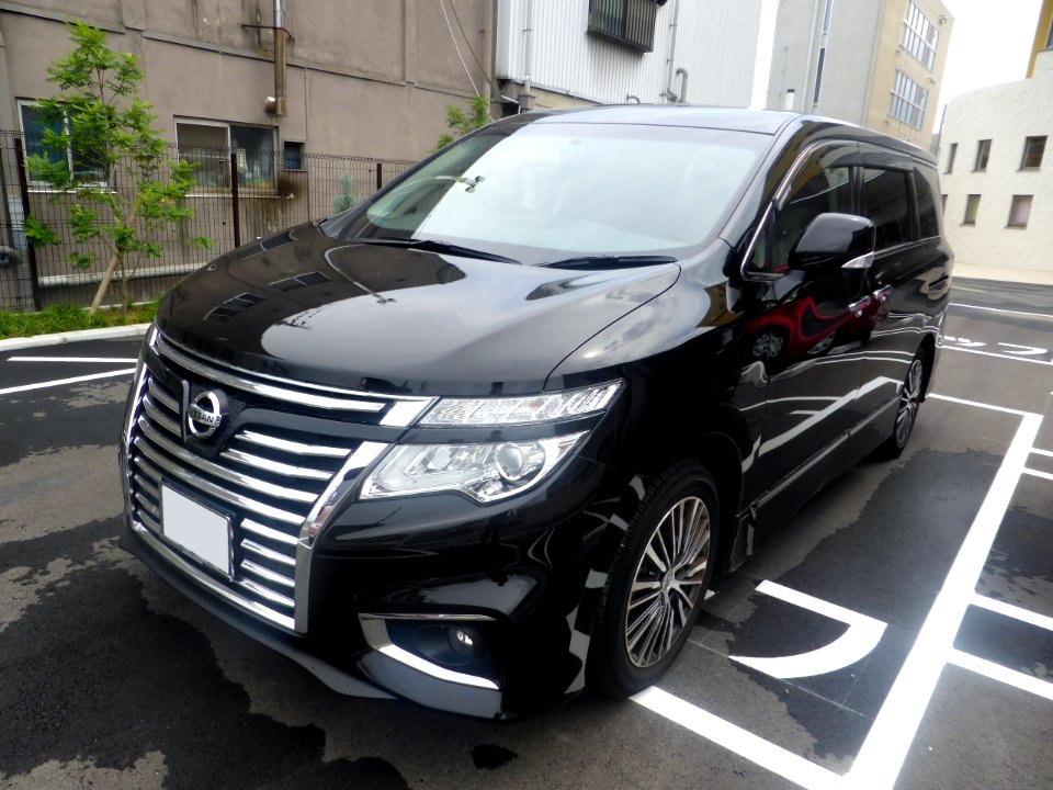 Nissan ELGRAND 350Highway STAR (E52) front