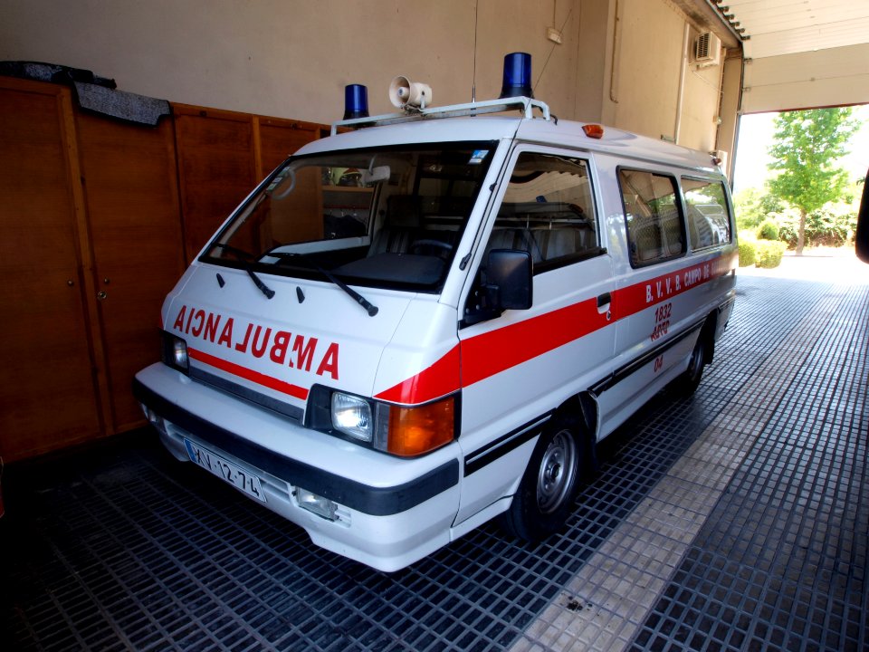 Nissan ambulance, Bombeiros Voluntarios, BVVB, Campo de Besteiros, Unit 1832 ABTD 04