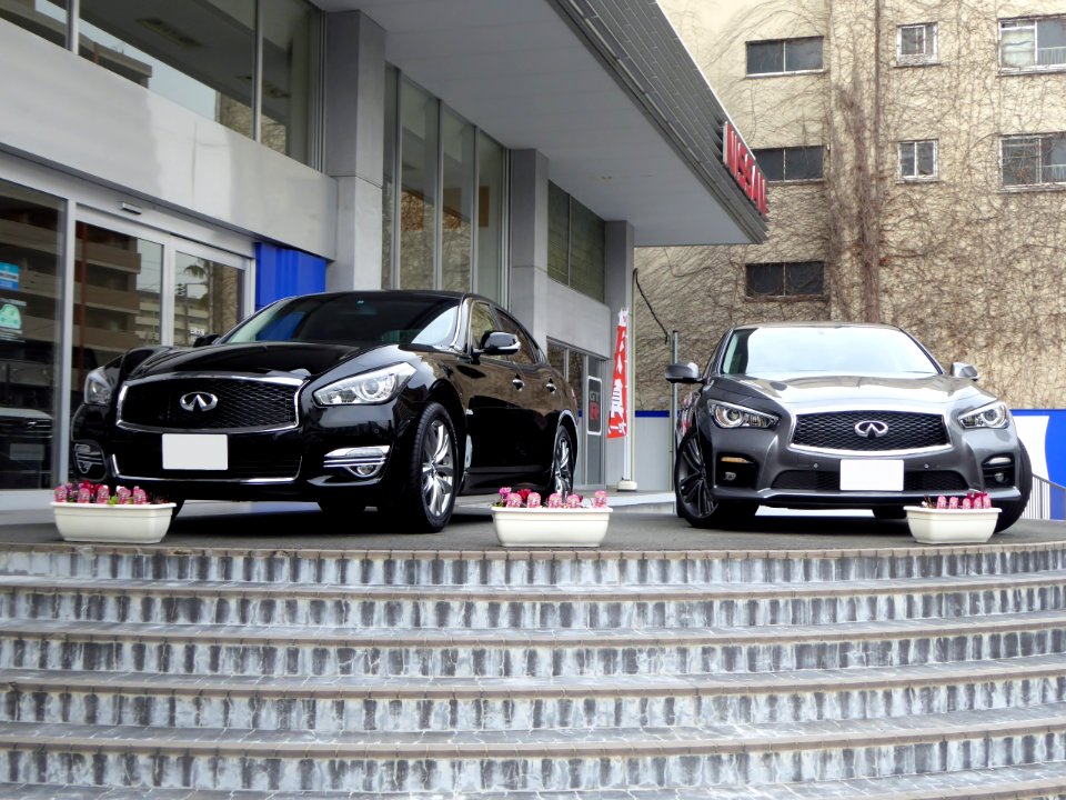 Nissan FUGA HYBRID (HY51) and SKYLINE 350GT HYBRID Type SP (HV37) front