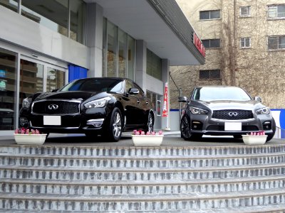 Nissan FUGA HYBRID (HY51) and SKYLINE 350GT HYBRID Type SP (HV37) front