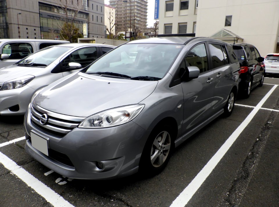 Nissan LAFESTA HIGHWAY STAR (B35) front