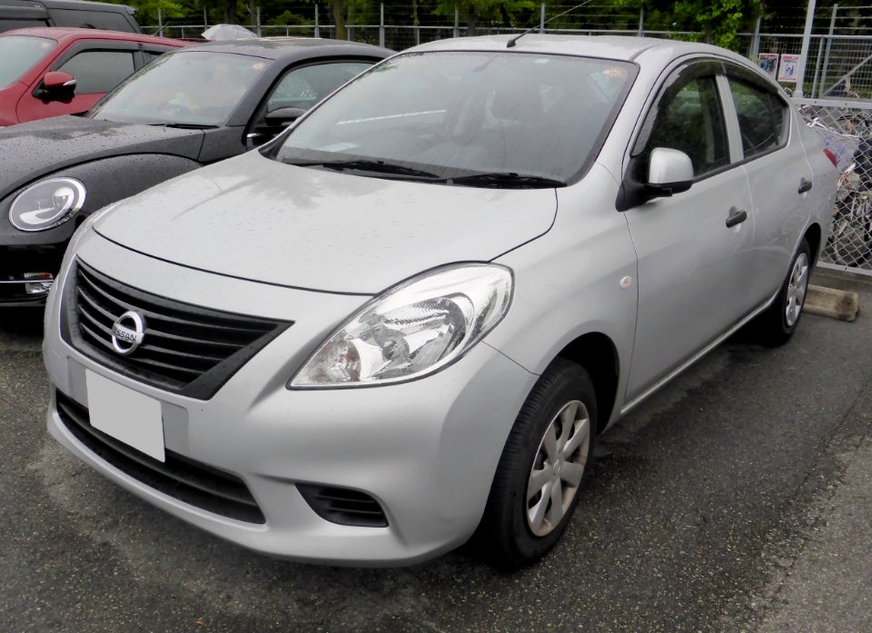 Nissan LATIO B (DBA-N17) front