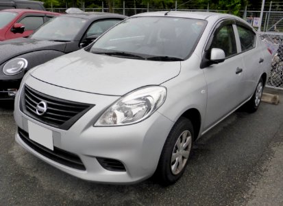 Nissan LATIO B (DBA-N17) front