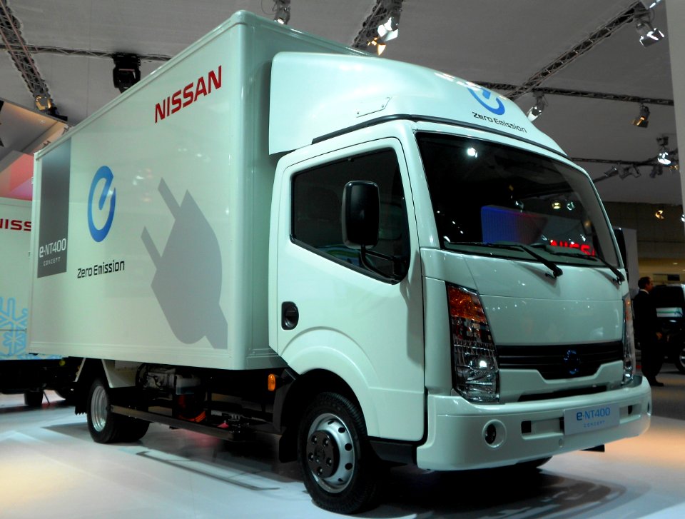 Nissan e-NT400 Concept 2012. truck side view. Spielvogel