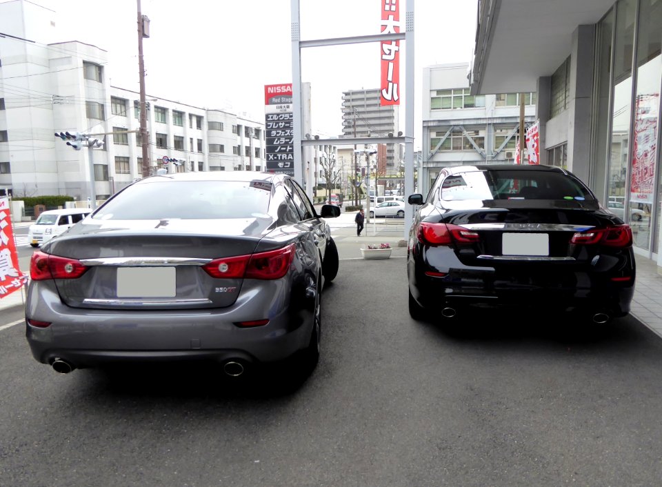 Nissan FUGA HYBRID (HY51) and SKYLINE 350GT HYBRID Type SP (HV37) rear