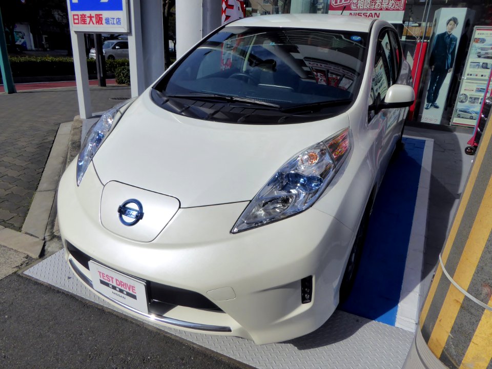 Nissan LEAF X aero style (ZE0) front