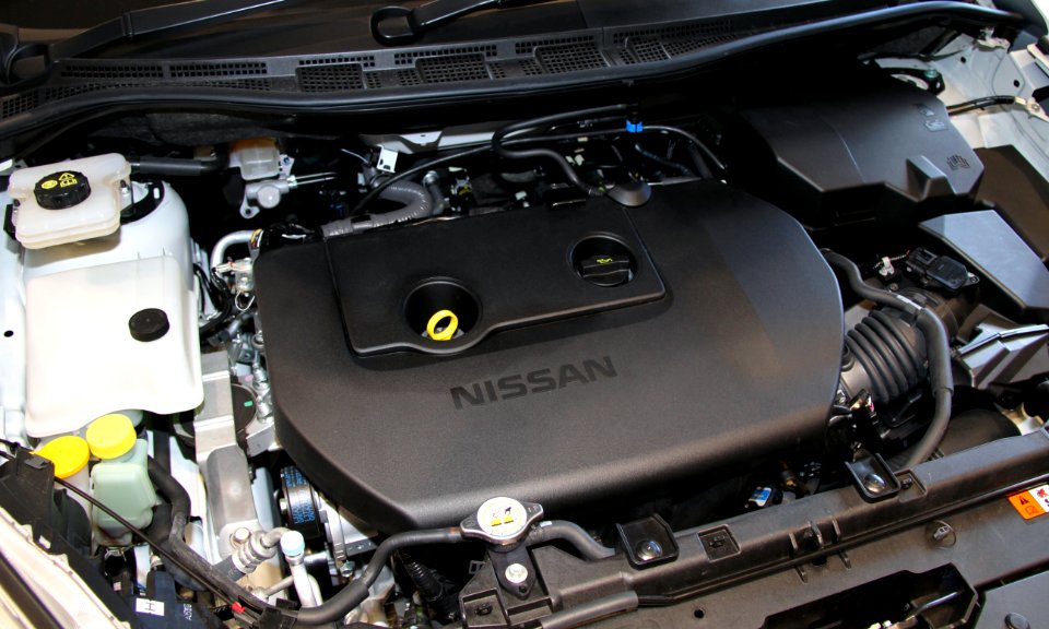 Nissan Lafesta Highway STAR G engine room