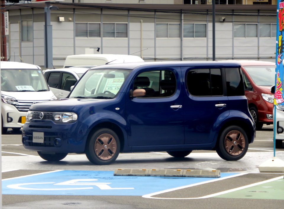 Nissan Cube 15X 80th Special Color Limited (Z12) front