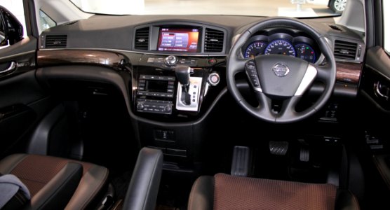 Nissan Elgrand 350 Highway STAR interior