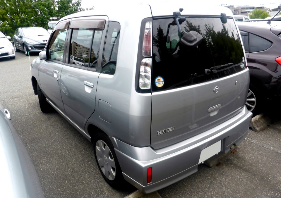 Nissan CUBE PREMIUM (Z10) rear