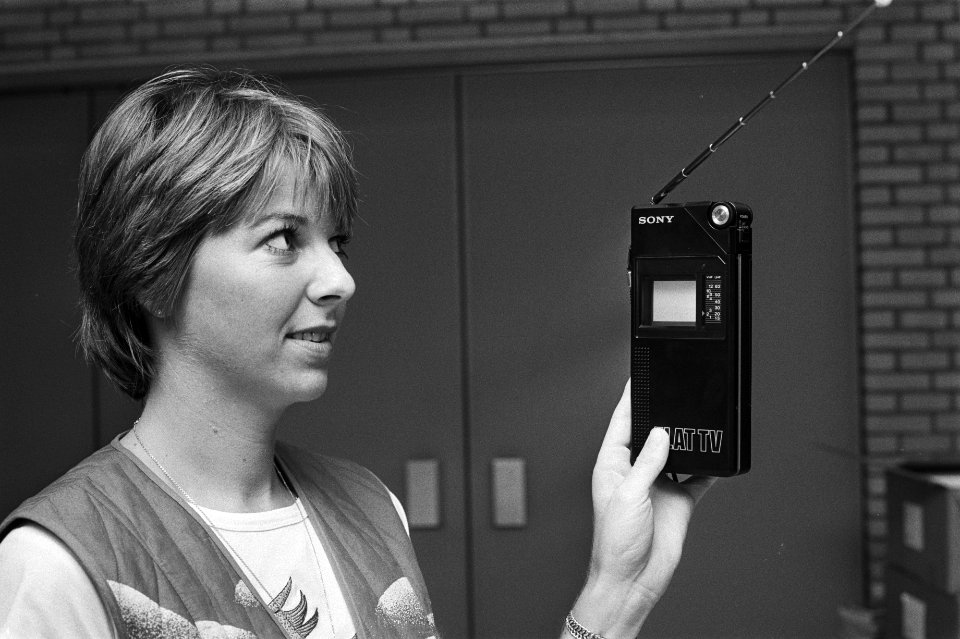 Noviteiten Firato 82 (Rai, Amsterdam) mini-tv (flat-tv) van Sony, Bestanddeelnr 932-2847