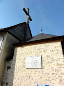 Nouans (Sarthe) oratoire avec croix de mission, avec plaque